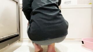 Japanese desperation and leggings wetting on the floor